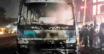 গাজীপুরে বাস-পিকআপে আগুন