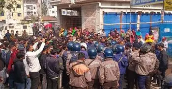 গাজীপুরে বকেয়া বেতনের দাবিতে শ্রমিকদের বিক্ষোভ, টিয়ারশেল নিক্ষেপ