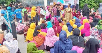 বেতন দিতে গড়িমসি, মেয়রের বাসার সামনে শ্রমিকদের অবস্থান