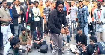 ওসমান হাদিকে হত্যার প্রতিবাদে গাজীপুরে সড়ক অবরোধ