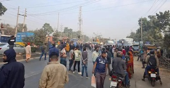 Auto-rickshaw drivers block Dhaka–Mymensingh Highway in Gazipur