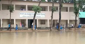 সামান্য বৃষ্টিতেই ডুবে যায় স্কুলমাঠ