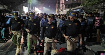 ডগ স্কোয়াড নিয়ে মোহাম্মদপুরের জেনেভা ক্যাম্পে পুলিশের সাঁড়াশি অভিযান