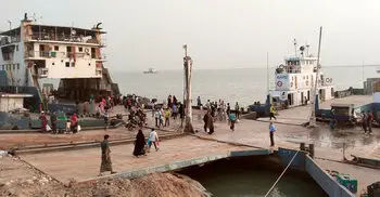 ফাঁকা পাটুরিয়া ঘাট, গাড়ির অপেক্ষায় ফেরি