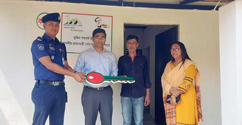 আশ্রয়ণের ঘর পেল শ্রেণিকক্ষে নির্যাতনের শিকার বাবা-ছেলে