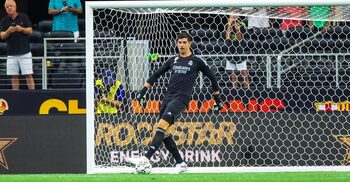 Real goalkeeper Courtois suffers new knee injury in training