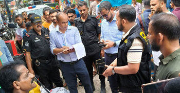 গলাচিপায় বিপুল পরিমাণ নিষিদ্ধ পলিথিন জব্দ, ২ ব্যবসায়ীকে জরিমানা