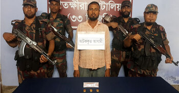 কলারোয়া সীমান্তে সোনার বারসহ চোরাকারবারি আটক
