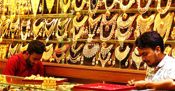 Gold prices hit record high in local market