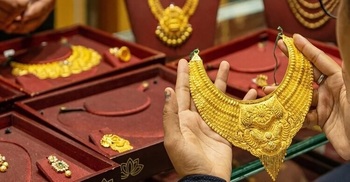 Gold prices fall by Tk 2,216 per bhori