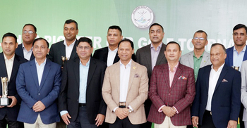 গলফ টুর্নামেন্টের পুরস্কার বিতরণ করলেন সেনাবাহিনী প্রধান