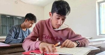 বাবার মরদেহ বাড়িতে রেখে পরীক্ষা দিলো ছেলে