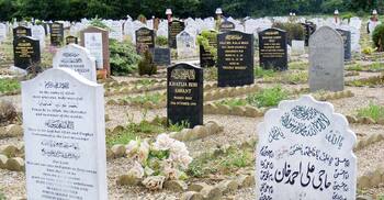 মৃত ব্যক্তিকে কাফন পরানোর প্রতিদান