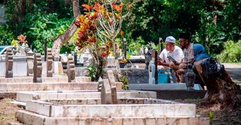 কবর জিয়ারতে গিয়ে যে দোয়া পড়বেন