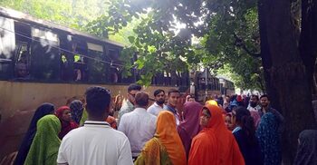 প্রার্থী পরিবর্তনের দাবিতে খালেদা জিয়ার বাড়ির সামনে অবস্থান