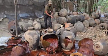 রং-শোডা-কেমিক্যাল দিয়ে তৈরি হচ্ছিল আখের গুড়