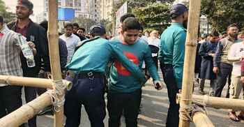 মানিক মিয়া অ্যাভিনিউর প্রবেশ পথে পুলিশের তল্লাশি চৌকি