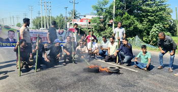 ঢাকা-সিলেট মহাসড়কে টায়ার জ্বালিয়ে স্বেচ্ছাসেবক দলের বিক্ষোভ