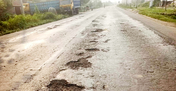 খানাখন্দে ভরপুর মহাসড়ক যেন মৃত্যুফাঁদ