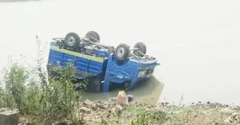 নিয়ন্ত্রণ হারিয়ে খাদে পিকআপভ্যান, আসামি-পুলিশসহ আহত ৬