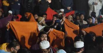 শাহবাগে অবস্থানকারীদের কম্বল দিলো ইনকিলাব মঞ্চ