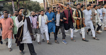 হাদির ওপর হামলার প্রতিবাদে জবি শিক্ষার্থীদের মানববন্ধন