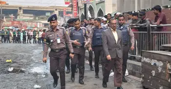 প্রথম আলোর ক্ষতিগ্রস্ত ভবন পরিদর্শনে ডিএমপি কমিশনার