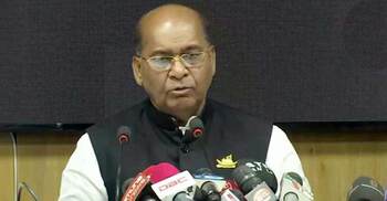 প্রকাশ্যে ভোট চাওয়ায় দুর্যোগ প্রতিমন্ত্রীকে ইসির তলব