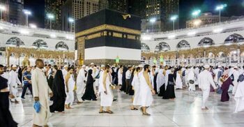 ইহরাম অবস্থায় পোশাকের যে ভুলে দম বা সদকা ওয়াজিব হয়