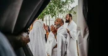 উপহার হিসেবে পাওয়া টাকায় হজ করলে ফরজ হজ আদায় হবে?