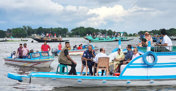 হাওরে শতশত নৌকা নিয়ে সাবেক রাষ্ট্রপতিকে বরণ