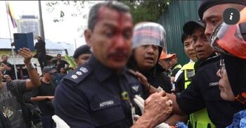 মালয়েশিয়ায় পুলিশের ওপর হামলায় ক্ষুব্ধ স্বরাষ্ট্রমন্ত্রী