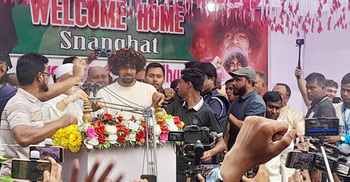 মঞ্চে উঠে হাত নাড়িয়ে দিলেন ‘বাংলাদেশ-বাংলাদেশ’ স্লোগান