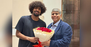 পাঁচ ঘণ্টা বিলম্বে ঢাকায় হামজা চৌধুরী