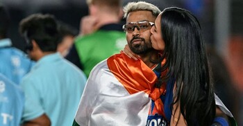 পান্ডিয়ার বিরুদ্ধে জাতীয় পতাকা অবমাননার অভিযোগ