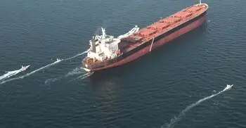 পারস্য উপসাগরে আটকা পড়েছে অন্তত ১৫০ জ্বালানিবাহী জাহাজ