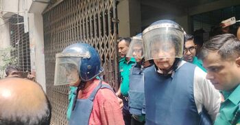কাঠগড়ায় দাঁড়িয়েই ভাতিজির সঙ্গে কথা বললেন ইনু