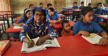লোকে ‘অশিক্ষিত’ বলায় লেখাপড়া শিখছেন ৫১ বছরের নারী