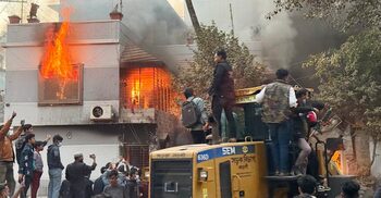 সাবেক খাদ্যমন্ত্রীর বাড়ির সামনের অংশ গুঁড়িয়ে দিলো ছাত্র-জনতা