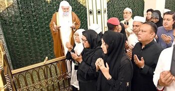 PM offers ziarat at Masjid Al-Nabawi