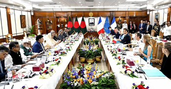 PM holds bilateral meeting with Macron on diversifying cooperation