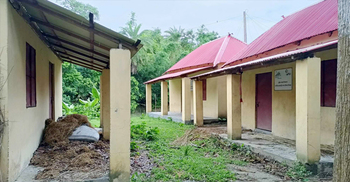 থাকেন নিজের বাড়িতে, লাকড়ি রাখেন আশ্রয়ণের ঘরে