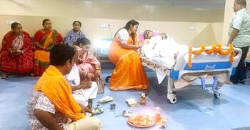 হাত-পায়ে ব্যান্ডেজ বেঁধে হাসপাতালেই বিয়ে