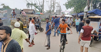 গরুর হাটের জন্য সড়ক বন্ধ, লাঠি হাতে পাহারায় চেয়ারম্যানের লোকজন!