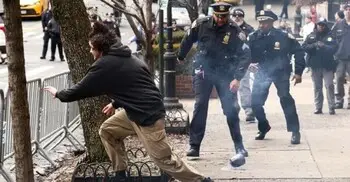 মামদানির বাড়ির সামনে মুসলিমবিরোধী বিক্ষোভ, ‘বিস্ফোরক’ নিক্ষেপ