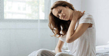 ঘুম থেকে ওঠার পর ঘাড় ব্যথা, আরাম পাবেন যে উপায়ে