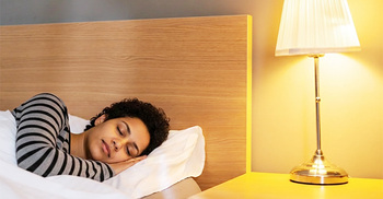আলো জ্বালিয়ে নাকি পুরো অন্ধকার, কীভাবে ঘুমানো স্বাস্থ্যকর?
