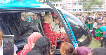 হেলিকপ্টারে ছেলের বিয়ে দিয়ে মনোবাসনা পূর্ণ করলেন মা-বাবা