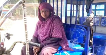 মেরামতেই চলে যায় আয়ের বড় অংশ, নতুন অটোরিকশা চান হেনা বেগম