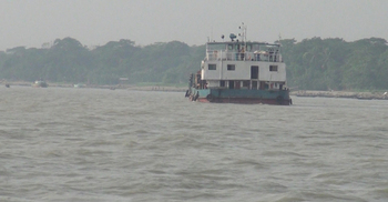 সাড়ে ৯ ঘণ্টা পর শরীয়তপুর-চাঁদপুর রুটে ফেরি চলাচল শুরু